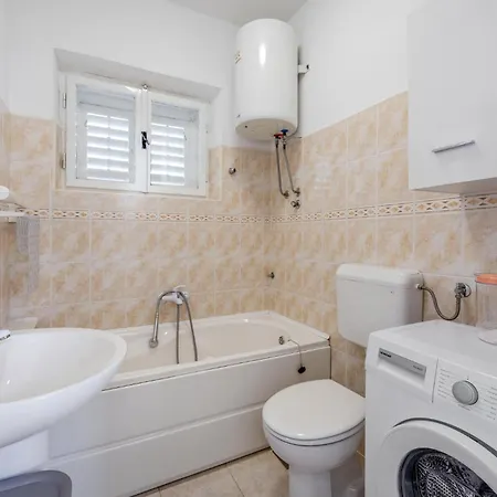 Vakantiehuis Lovely In With Wifi